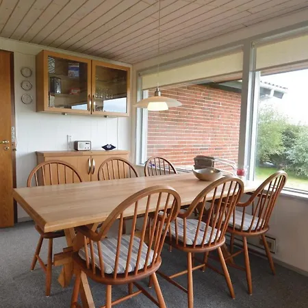 Three-bedroom In Hébergement de vacances Snedsted