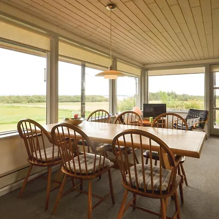 Three-bedroom In Hébergement de vacances *